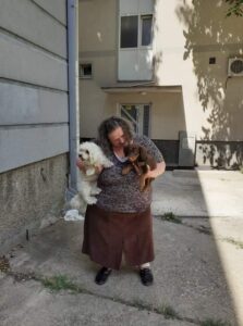 Ženka u društvu vlasnice i njenog psa