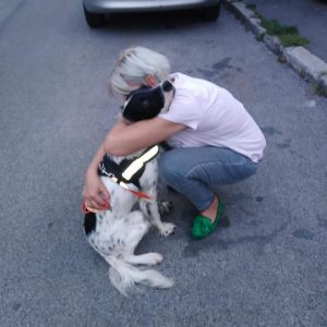 Vlasnica brižno grli svog psa na ulici